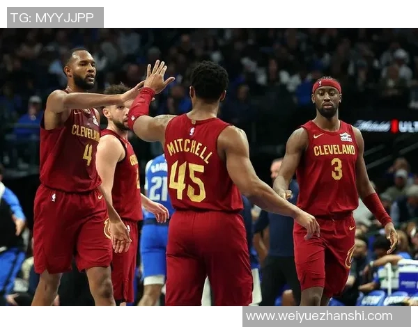 太阳团队篮球发威六人得分上双，布克26分9助攻阿伦23分三分球，太阳力克独行侠